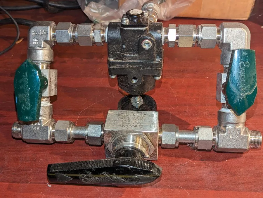 Клапан Valve Manifold w Swagelok SS-8P6T2, SS-45S8 & Fairchild 30253N