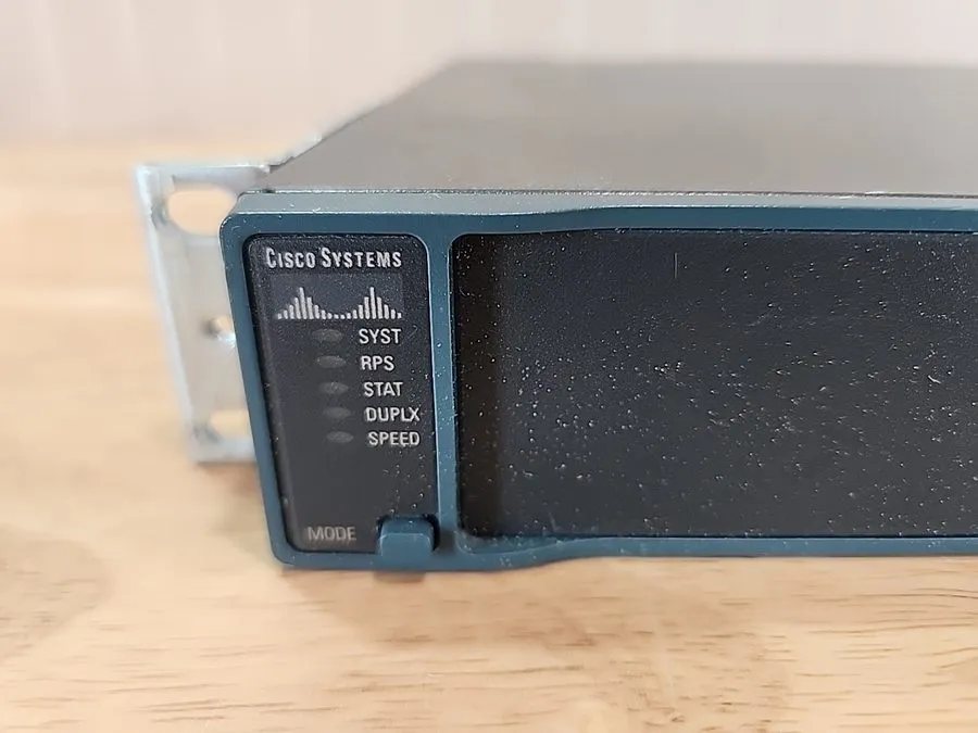 Коммутатор Cisco WS-C2960G-24TC-L 24-Port Gigabit w/ 1Gb SFP Switch 2960G — фото лота 1