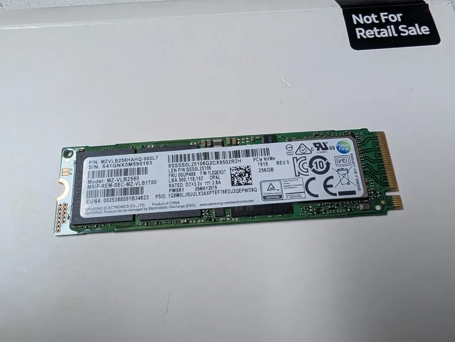 SSD-накопитель Samsung PM981 256GB M.2 NVMe SSD MZVLB256HAHQ-000L7 Lenovo Pull