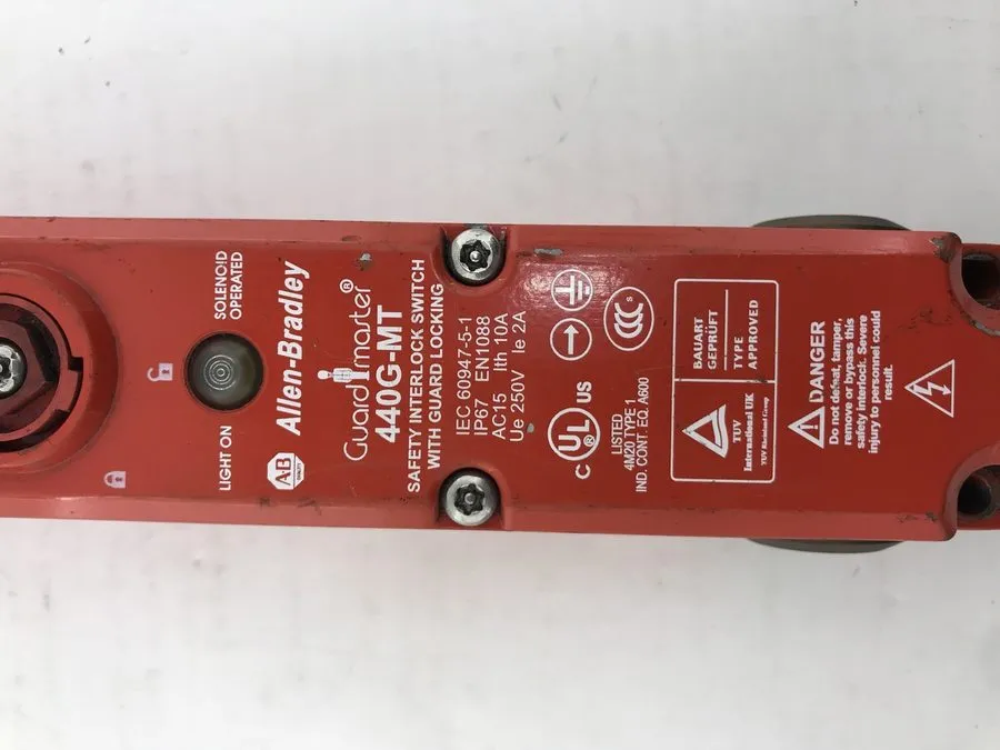 Реле безопасности 440G-MT47047 Allen-Bradley Guardmaster 440G-MT Guardlock Switc — фото лота 2