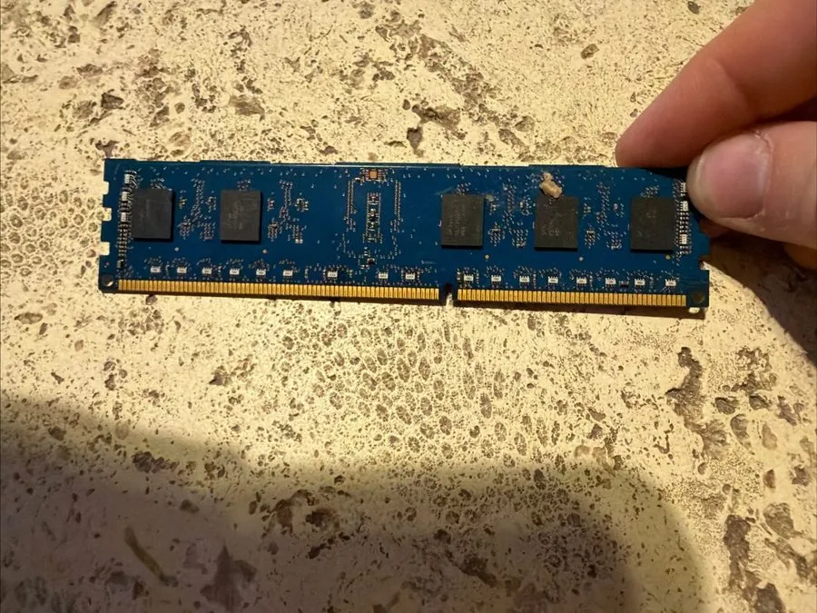 Модуль памяти SK hynix 4GB 1Rx8 PC3L-12800R DDR3 1600 MHz Server RAM HMT451R7AFR