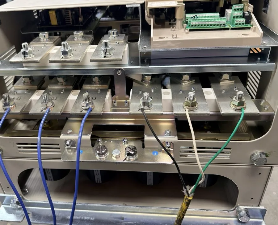 Электропривод Yaskawa CIMR-AU4A0250AAA Drive A1000 Rev a 3PH 380-480V Fully — фото лота 3