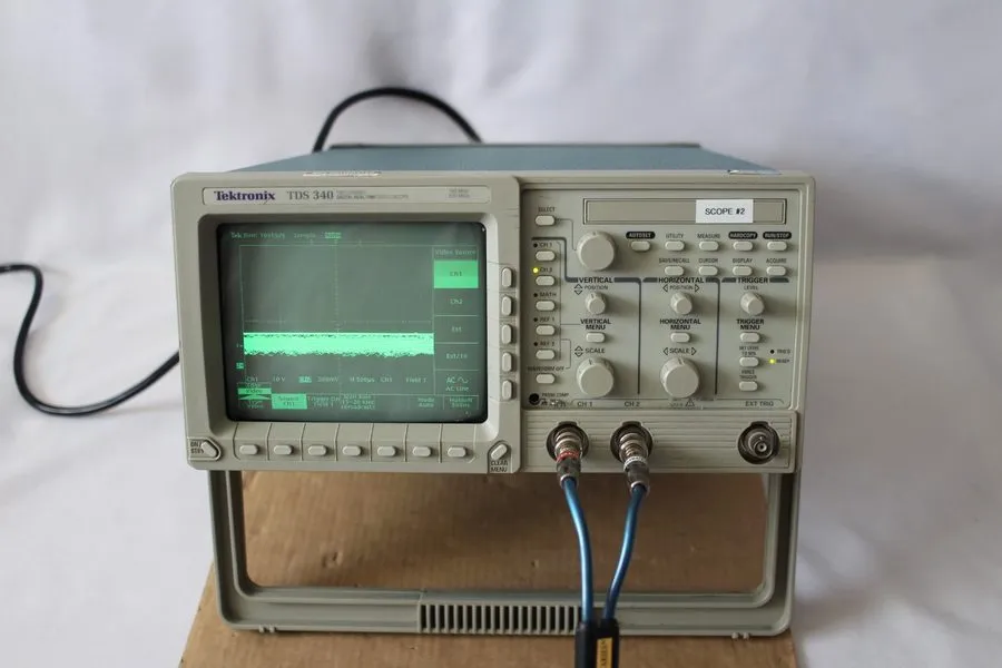 Осциллограф TEKTRONIX TDS340 Digital Oscilloscope 100MHz 2-ch 500 MS/s — фото лота 1