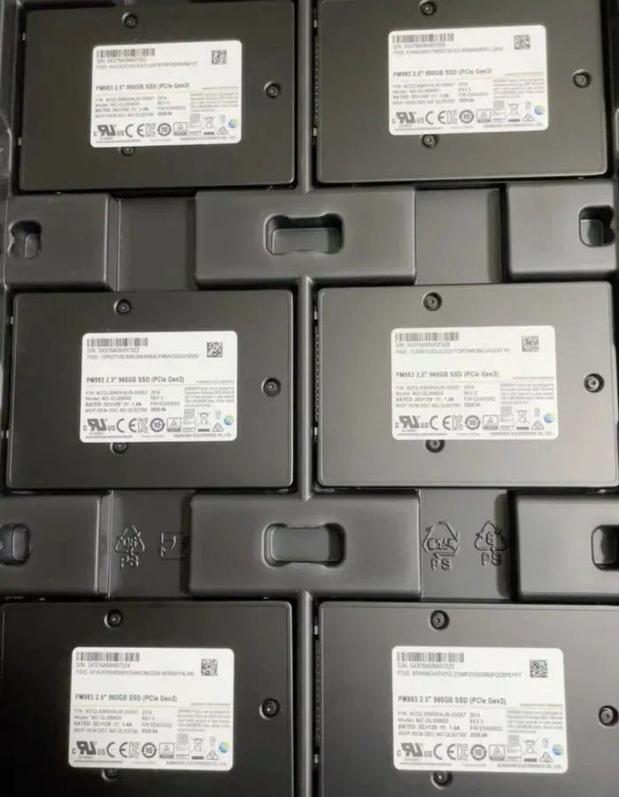SSD-накопитель Samsung PM983 960GB MZ-QLB9600 MZQLB960HAJR-00007 PCIe Gen3 2.5" 