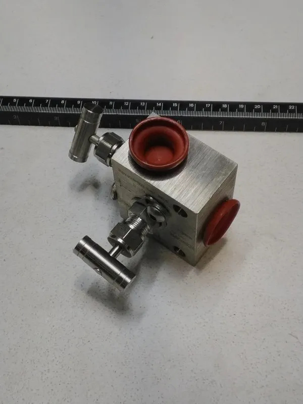 Клапан Swagelok Whitey Ss-m2bf8 1/2" Fnpt Valve Manifold 1 Qty