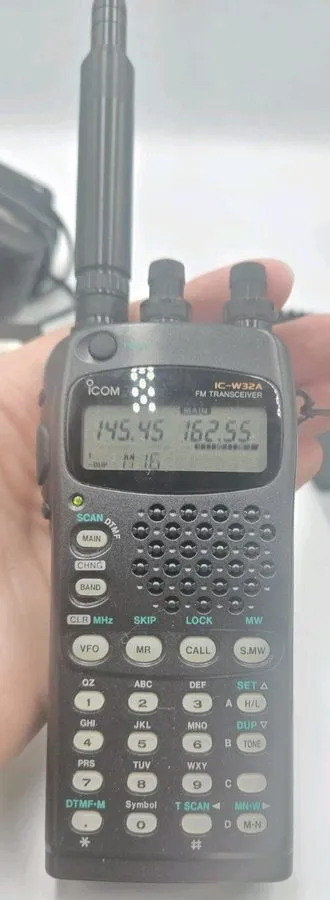 Радиостанция Icom IC-W32A Dual Band UHF/VHF Handheld Transceiver Lots Of Extras