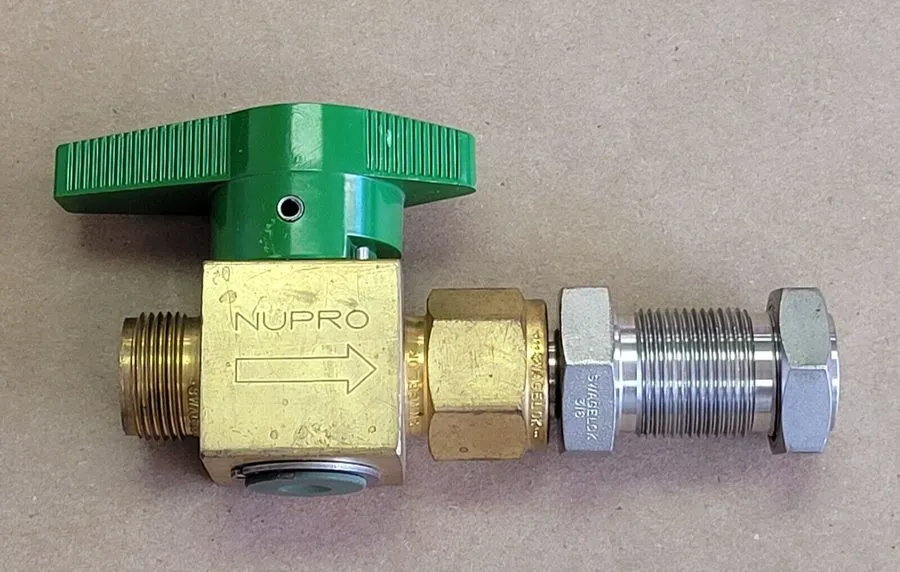 Клапан Swagelok B-8P6T Brass Quarter-Turn Instrument Plug Valve FNSP