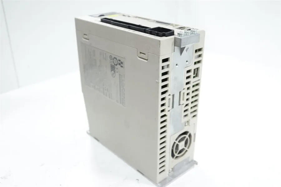 Сервопривод YASKAWA SIGMA7 SGD7W-1R6A20A SERVOPACK 200W