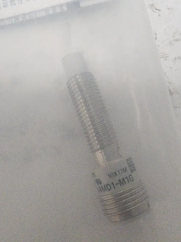 Датчик приближения Omron E2E-X4MD1-M1G Proximity Sensor 12-24VDC