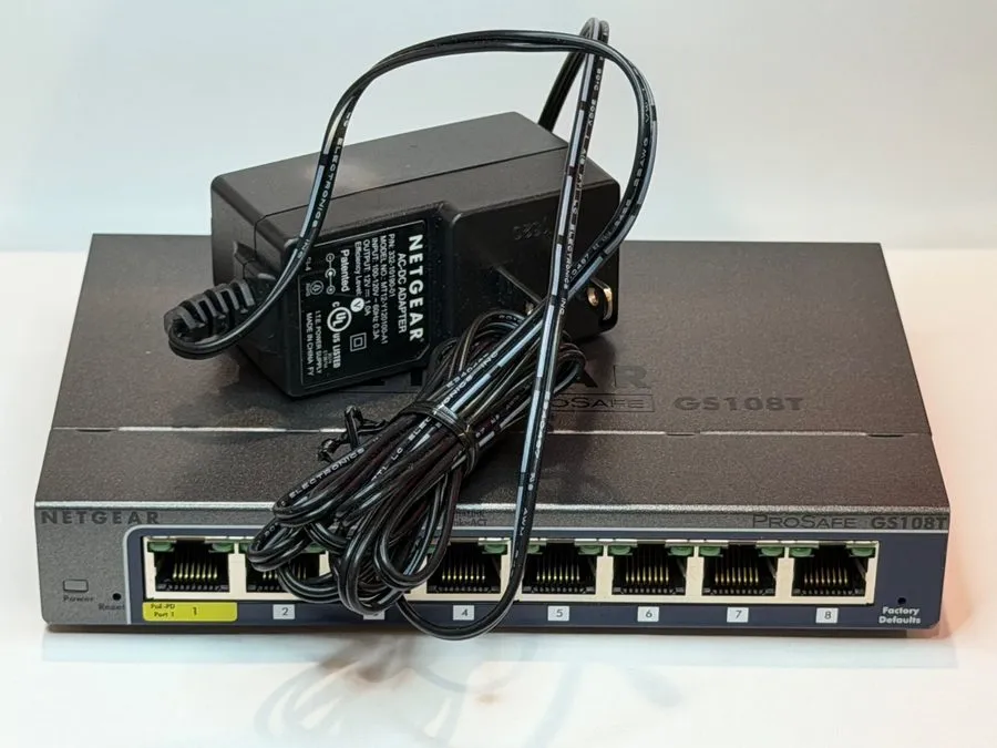 Коммутатор NETGEAR GS108TV2 8-Port Gigabit Ethernet Smart Switch with 1 PD Port  — фото лота 1
