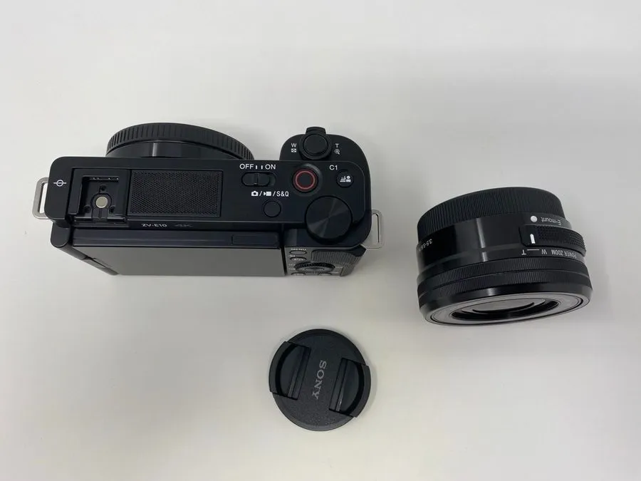 Объектив Sony Alpha ZV-E10 24.2MP Mirrorless Camera w/ Sigma 16mm Lens — фото лота 2