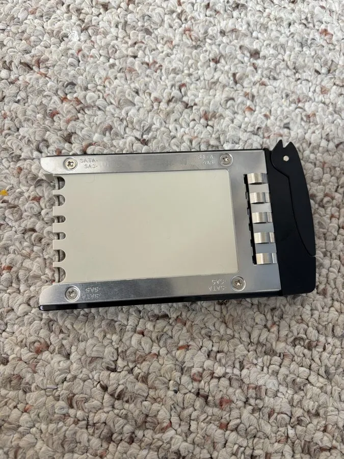 SSD-накопитель Lot SuperMicro SB16105 2.5" SAS/SATA Server Hard Drive SSD Caddy 