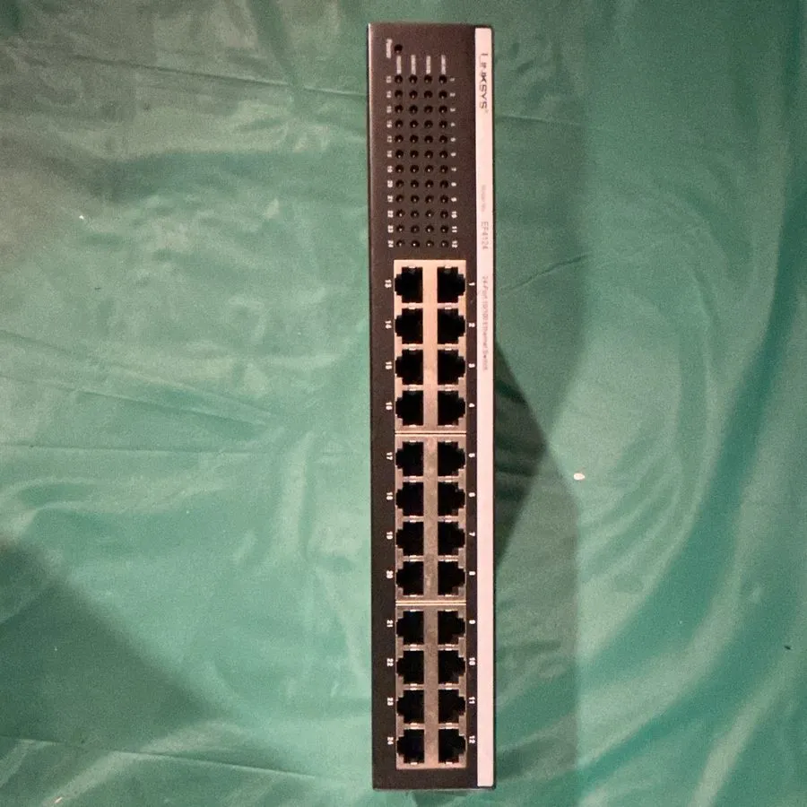 Коммутатор Cisco Linksys EF4124 24-Port 10/100 Ethernet Switch i682