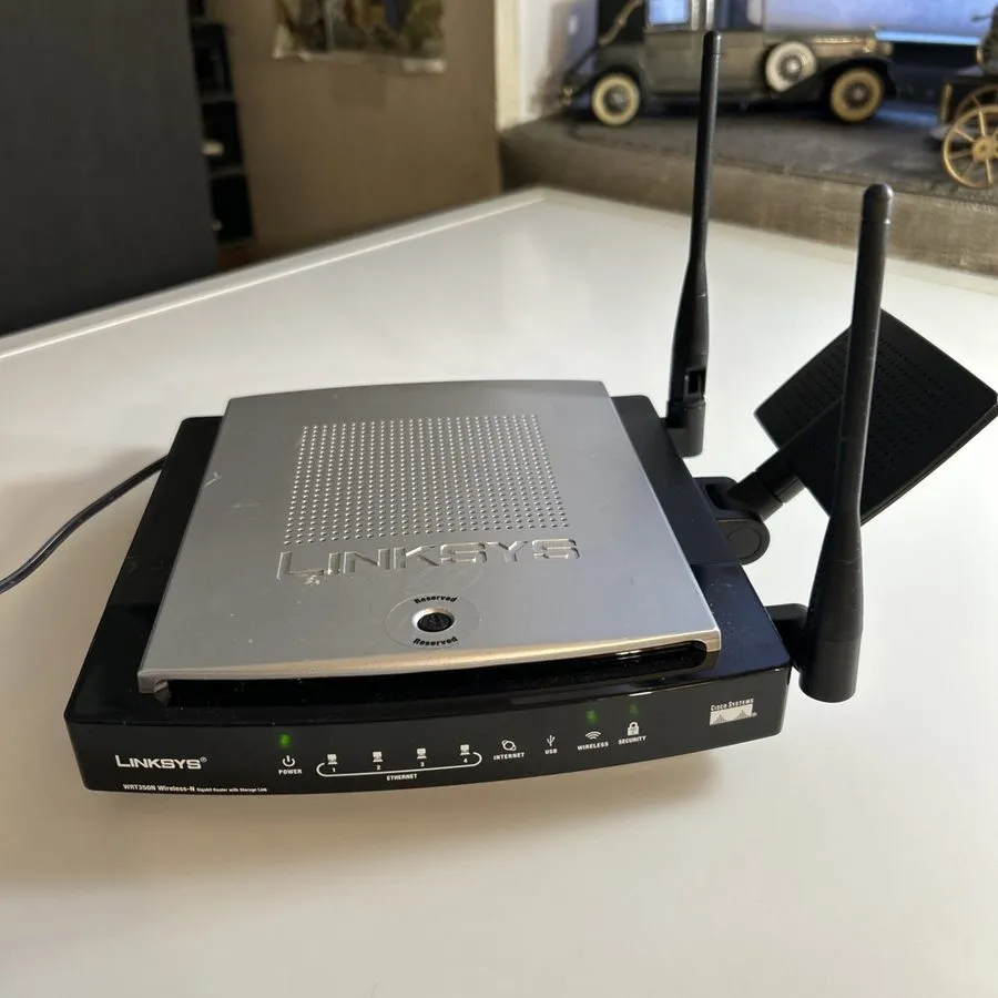 Маршрутизатор Linksys WRT350N 54 Mbps 4-Port Gigabit Wireless N Router With Stor — фото лота 1