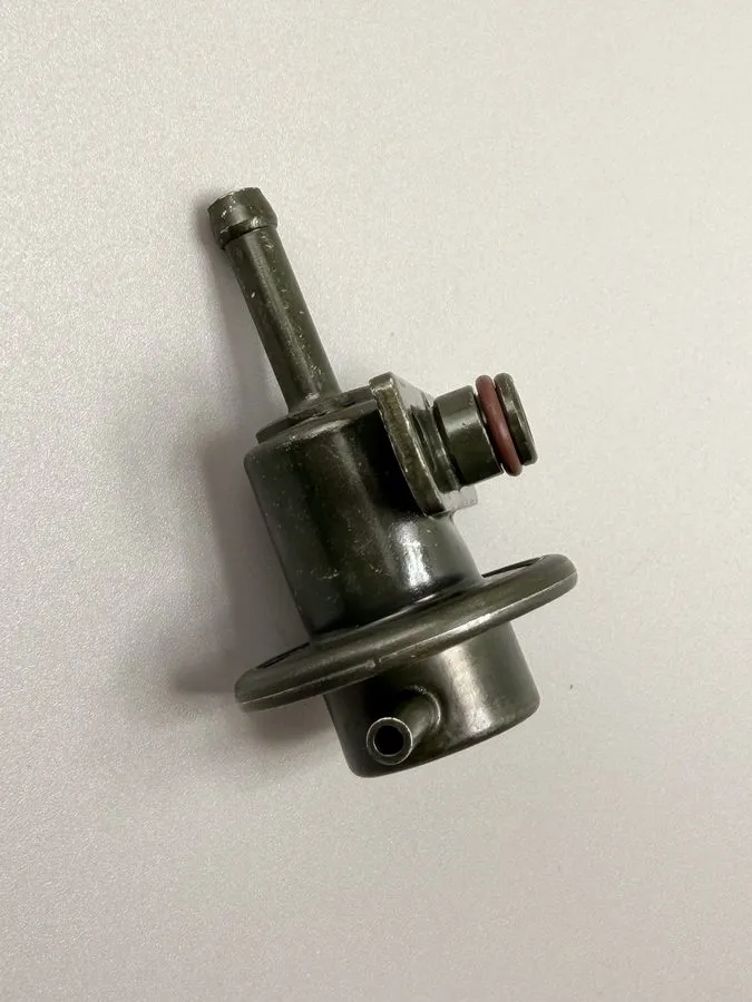 Трубопроводная арматура Toyota Lexus Fuel Pressure Regulator 23280-75020 Made in — фото лота 1
