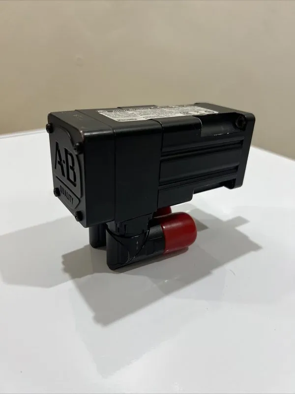 Серводвигатель Allen Bradley MPL-B1520U-VJ72AA Ser A 460V 7000RPM Servo Motor Ki — фото лота 1