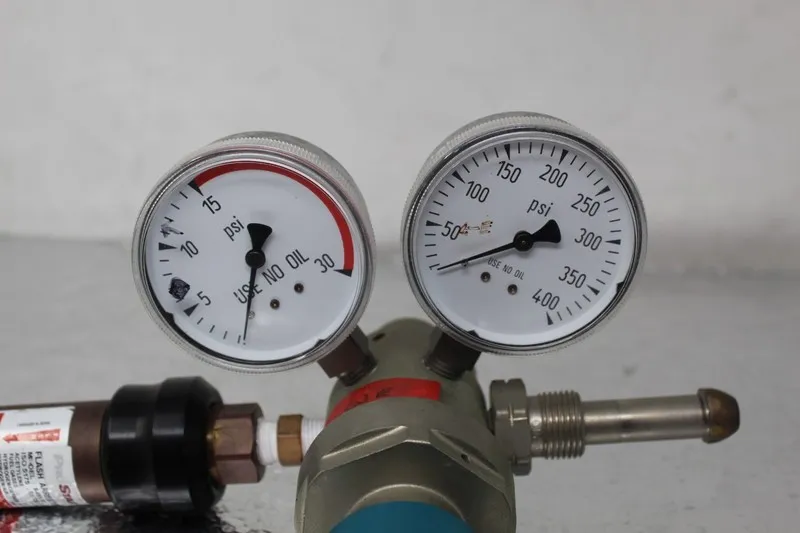 Трубопроводная арматура Airgas Y11244D580-AG Single Stage Dual Gauge Gas Cylinde