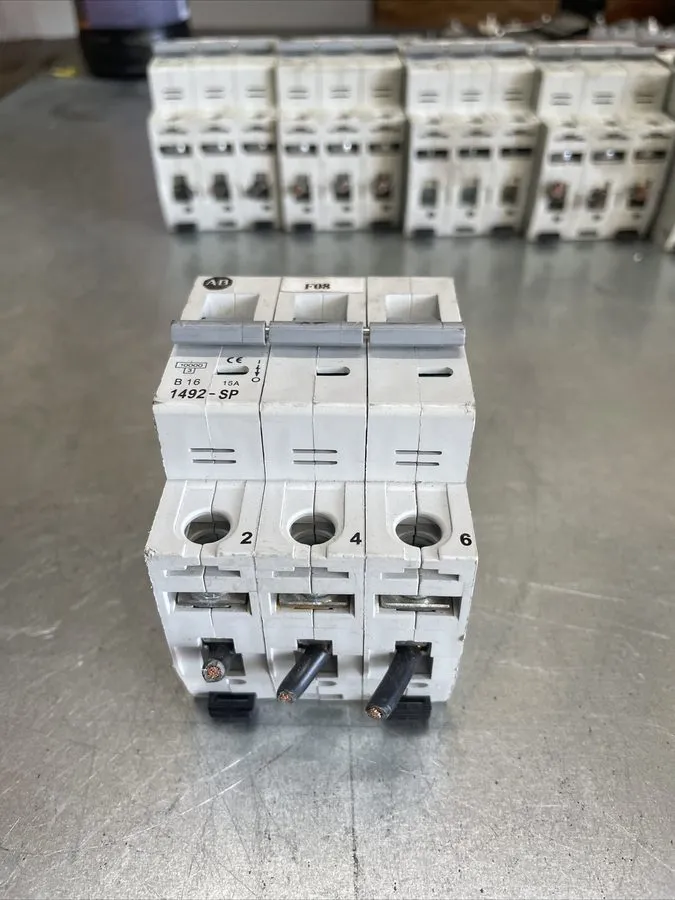 Автоматический выключатель Allen Bradley 1492-SP3B160 Circuit Breaker 480V 16 Am