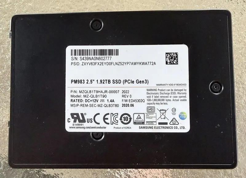 SSD-накопитель Samsung PM983 1.92TB SSD 2.5" U.2 PCIe 3.0 x4 MZQLB1T90 MZQLB1T9H — фото лота 1