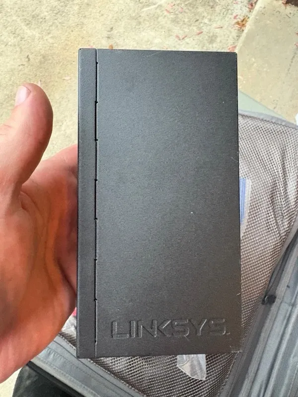 Коммутатор Linksys SE3008V2 8-Port Gigabit Ethernet Switch Black and Blue