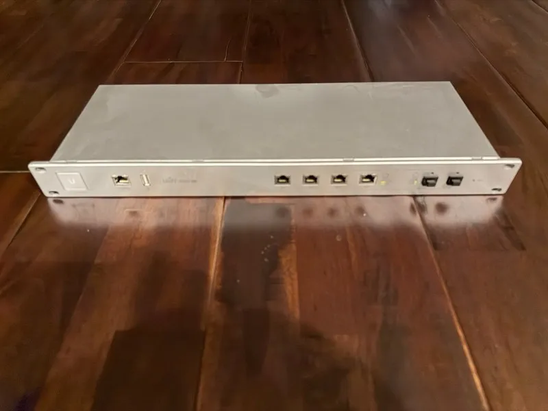 Коммутатор Ubiquiti Networks USG-PRO-4 UniFi Security Gateway Access Point PRO