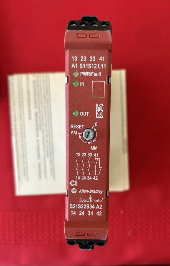 Реле безопасности Allen Bradley 440R-S13R2 Guardmaster Single Input Safety Relay