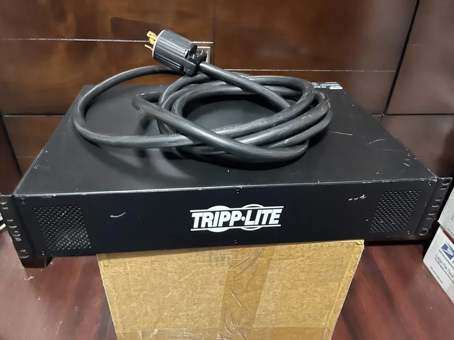 Блок розеток PDU Tripp Lite PDUMH30HVNET Switched PDU 208/240V 30A 16 C13 Outlet
