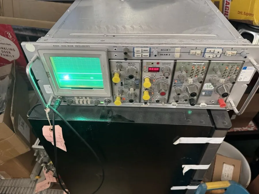 Осциллограф Tektronix R7844 Rack Mount Dual-Beam Oscilloscope w/ 7A19, 7B15, 7B8 — фото лота 1