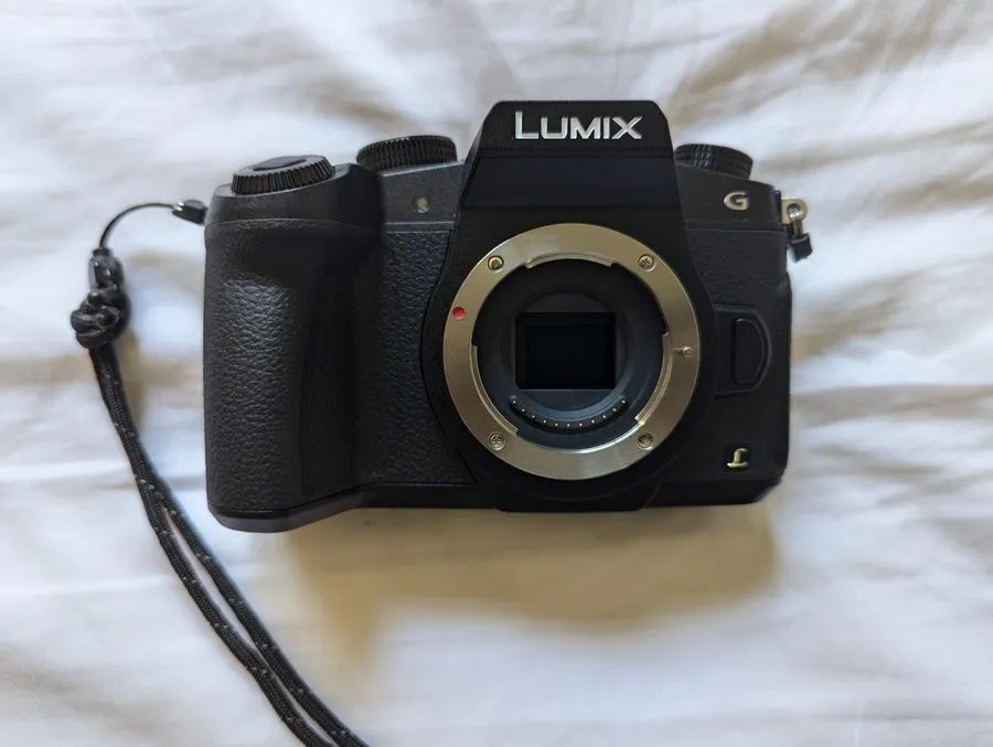 Фотокамера Panasonic Lumix DMC-G85 with Sigma f1.4 30mm DC DN Lens + Dummy Batte — фото лота 1