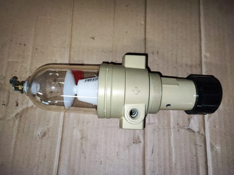 Регулятор давления C.A. Norgren Co. B12-300-M3LA Pneumatic Regulator