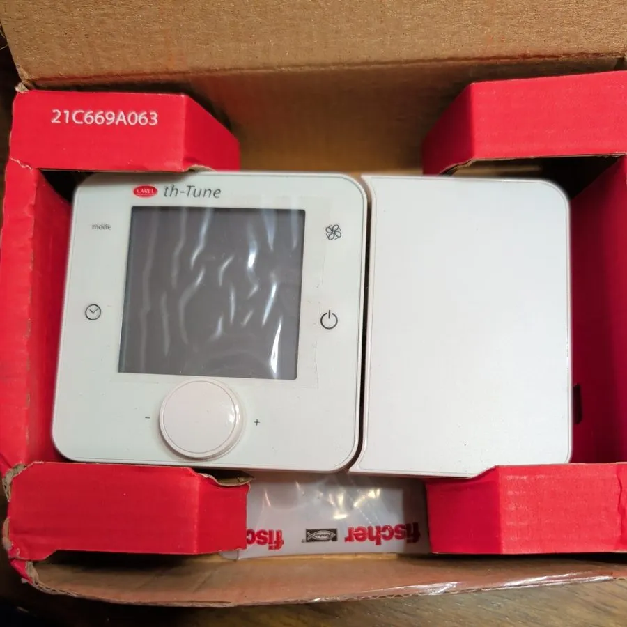 Термостат CAREL ATCM001CW0 Digital Thermostat Wall Mount — фото лота 1