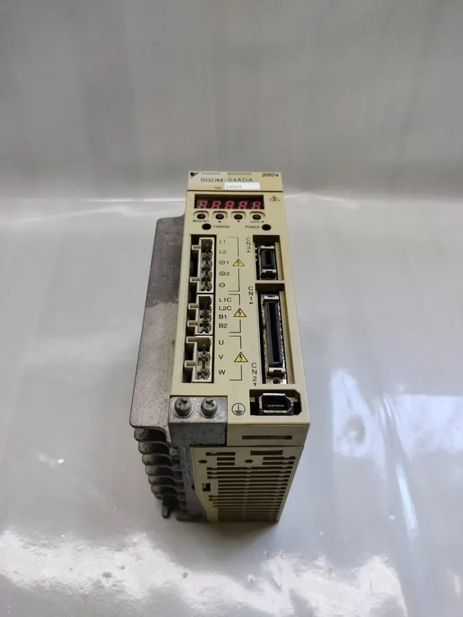 Сервопривод Yaskawa SGDM-04ADA ServoPack Servo Drive 1Ph 230V In 0.4kW 2.8A 300H