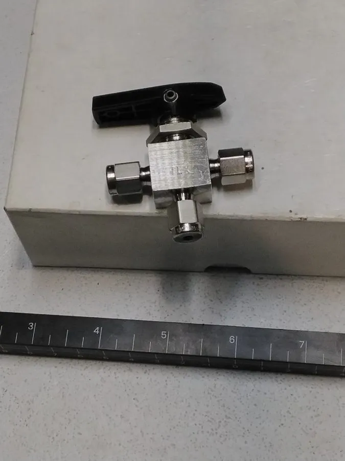 Клапан Swagelok SS-41GXS2 Three way ball valve 1/8 shipping