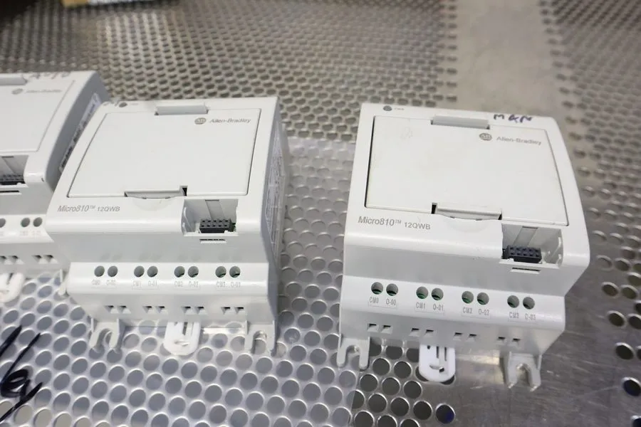 ПЛК 253249 Allen-Bradley 2080-LC10-12QWB Micro810 Controller; 12-24VDC — фото лота 2