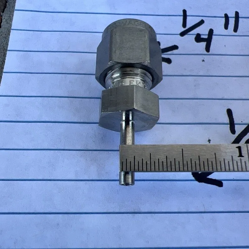 Фитинг Swagelok SS-400-R-2 1/4 1/8" Stainless Steel Fitting Reducer — фото лота 1