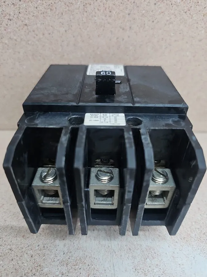 Автоматический выключатель Siemens BQCH3B060 Bolt-On Circuit Breaker 3 Pole 60 A