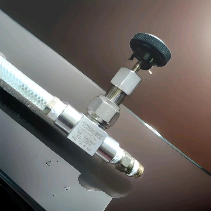 Клапан SWAGELOK / WHITEY SS-31RF2 MEDIUM FLOW HIGH PRESSURE METERING Valve With  — фото лота 1