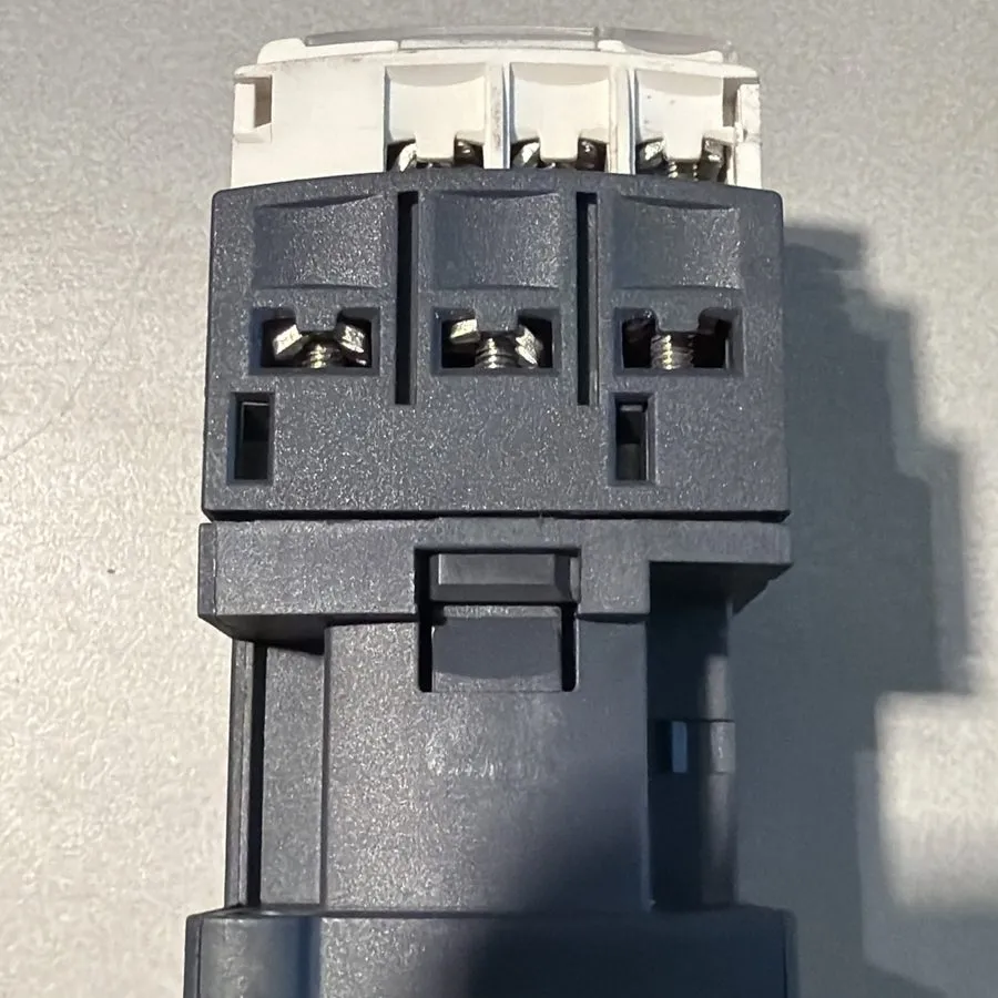 Контактор SCHNEIDER ELECTRIC LC1D09P7 TESYS D CONTACTOR 9A 3-POLE 230V AC COIL 4