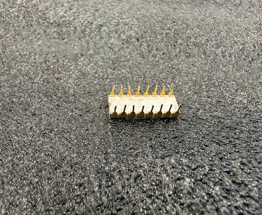 Лабораторный прибор White Intel C4004 Gold Ceramic IC Chip