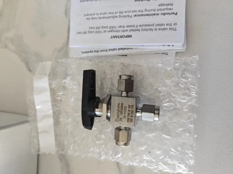 Клапан Swagelok SS-41GXS2 Three way ball valve 1/8 shipping