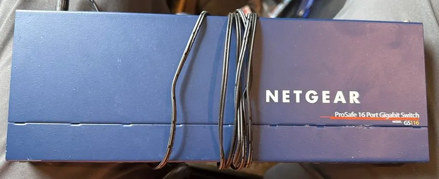 Коммутатор Netgear ProSafe 16 Port Gigabit Switch GS116 v2 Blue Metal Desktop