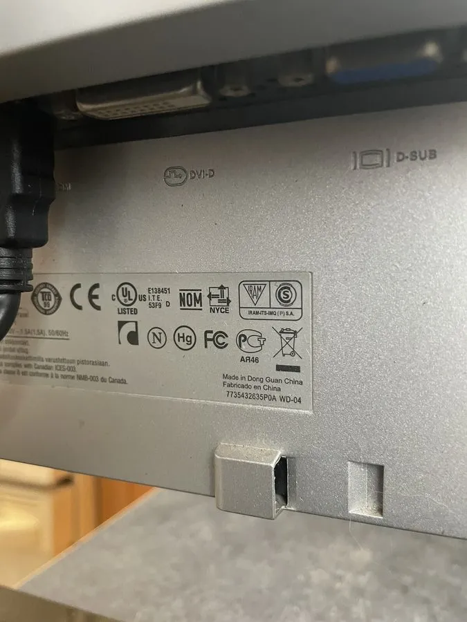 Монитор DELL ULTRASHARP 2208WFPt 22" LCD Monitor w/4-Port USB Hub DVI VGA — фото лота 2
