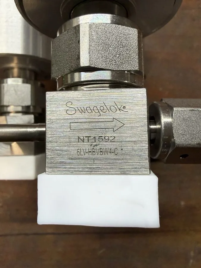 Клапан Swagelok 6LV-HBVBW4-C Pneumatic Bellows Valve Manifold Assembly UHP