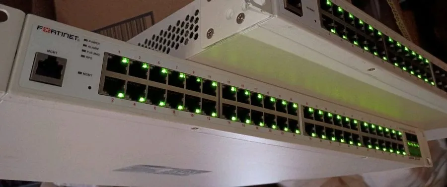 Коммутатор Fortinet FS-248E-FPOE FortiSwitch 48-Port PoE Gigabit Switch — фото лота 1