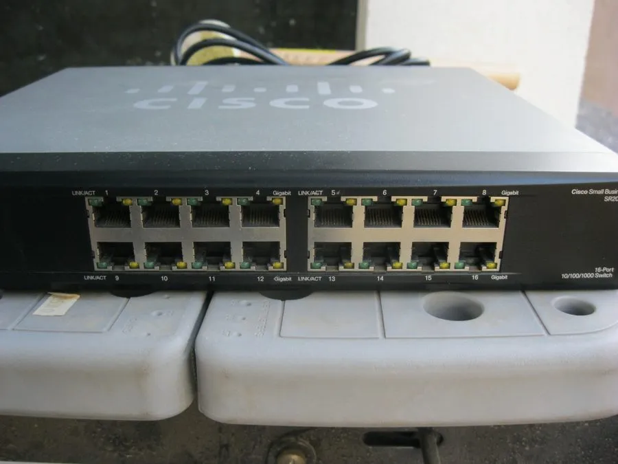 Коммутатор CISCO Linksys SR2016 16-Port 10/100/1000 Gigabit Switch