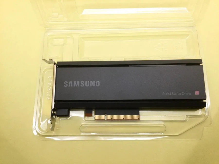 SSD-накопитель Dell Samsung PM1735 6.4TB SSD PCIE 4.0 NVME MZ-PLJ6T40 MZPLJ6T4HA
