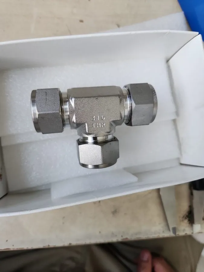 Фитинг Swagelok SS-1210-3 Stainless Steel 3/4 in Compression Tee Fitting — фото лота 1