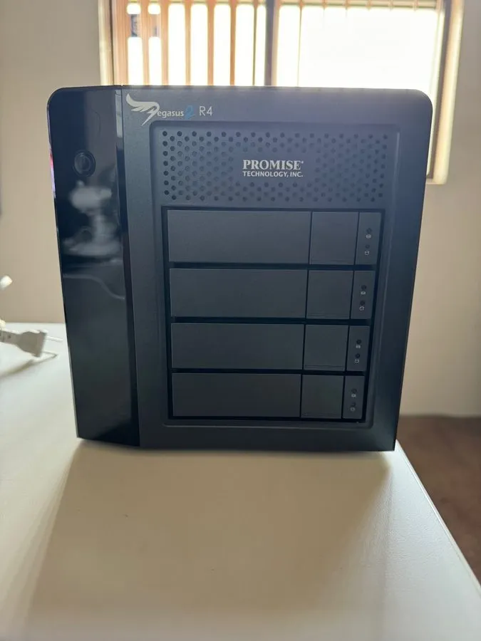 СХД PROMISE PEGASUS2 R4 Thunderbolt 2 RAID Storage Array Missing 4x sleds