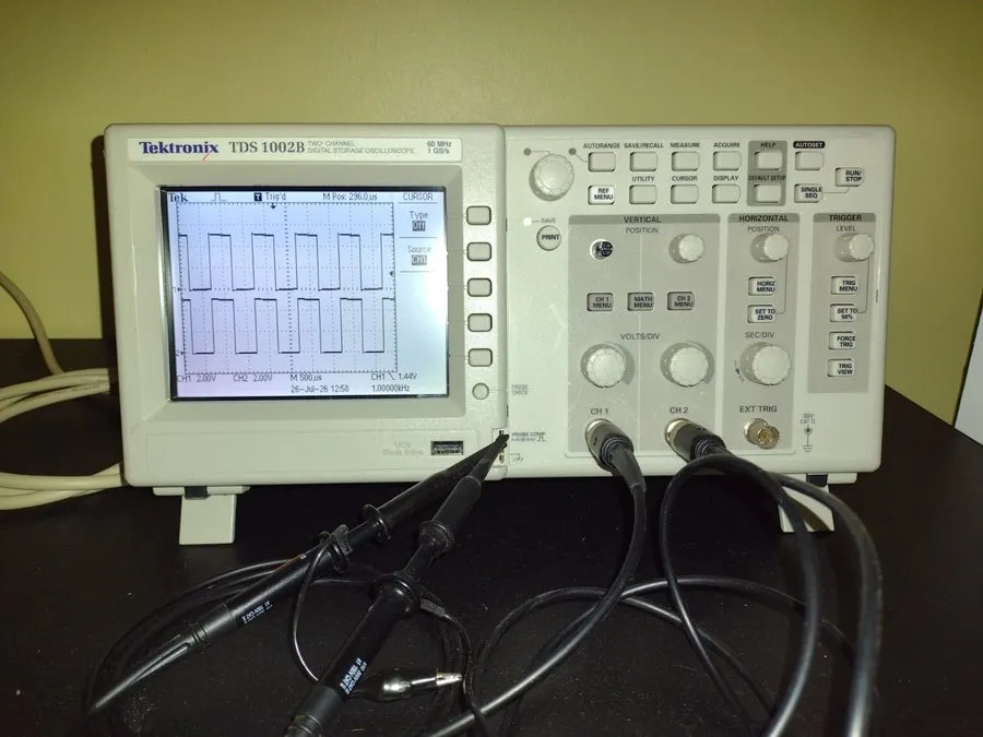 Осциллограф Tektronix TDS1002B 60MHz 2 Channel 1 GS/s Oscilloscope (Needs Calibr