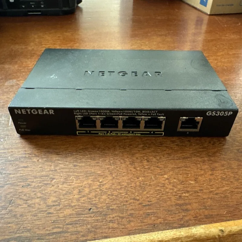 Коммутатор NETGEAR GS305P 5-Port Gigabit Ethernet PoE + Unmanaged Switch (63W)